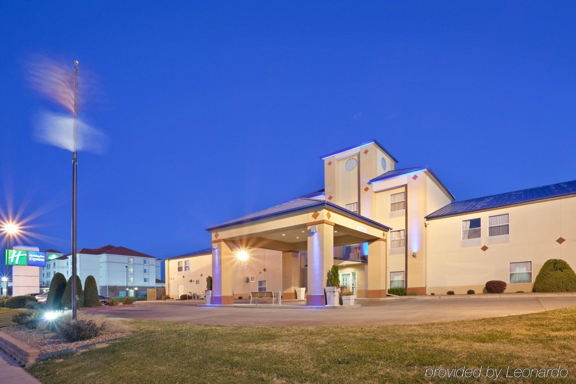 דודג' סיטי Windsor Inn & Suites מראה חיצוני תמונה